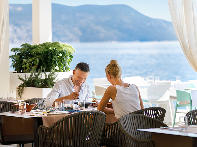 Romantyczna kolacja w restauracji nad wodą w Istrii